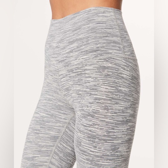 Lululemon Wunder Under Crop II Scallop 23" in We Are From Space Size 6. - Picture 13 of 15